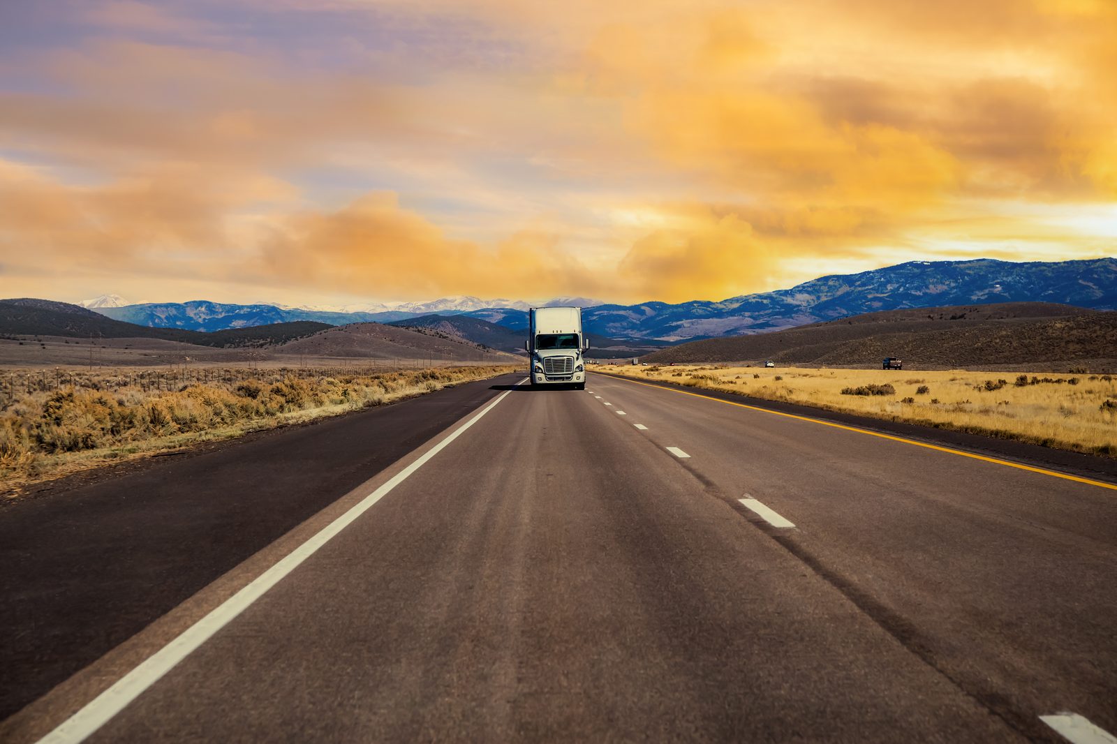 Semi truck on a mountain highway – commercial drivers face the highest fatigue risk